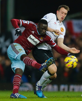 Cheikhou Kouyate scores.