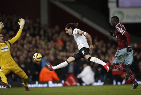 Radamel Falcao misses this great chance.