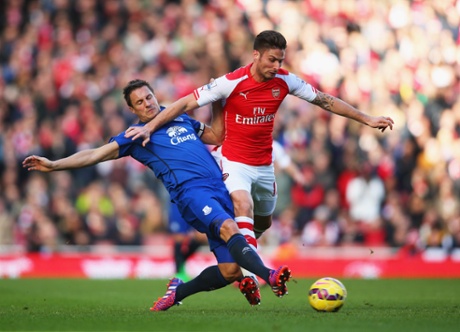 Olivier Giroud vies with Phil Jagielka.