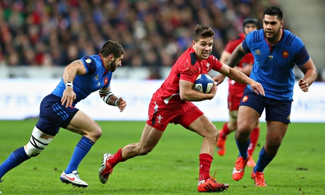 Rhys Webb of Wales cuts between Camille Lopez and Romain Taofifénua of France