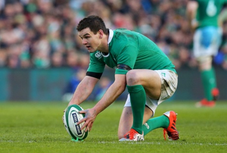 Jonathan Sexton lines up the penalty kick.
