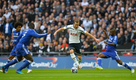 Harry Kane runs between Chelsea's Brazilian midfielder Willian, Zouma and Ramires.
