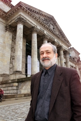 Hans Haacke in Berlin in 2000. Photograph: Roberto Pfeil/AP
