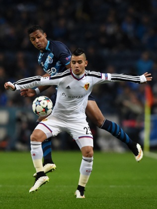 Basel's Derlis Gonzalez vies with Porto's Alex Sandro.