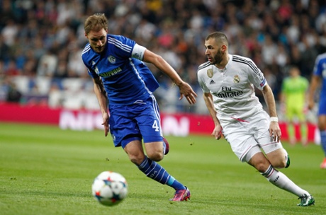 Karim Benzema and Benedikt Howedes chase.