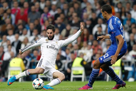 Isco has a shot.