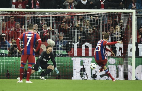 Thomas Mueller scores from the spot.