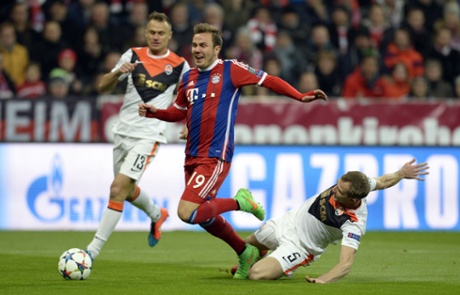 Mario Goetze is fouled by Olexandr Kucher.