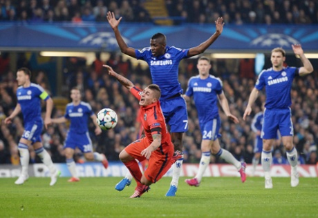 Ramires backs into Marco Verratti.