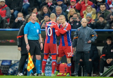 Arjen Robben leaves the pitch for Sebastian Rode.
