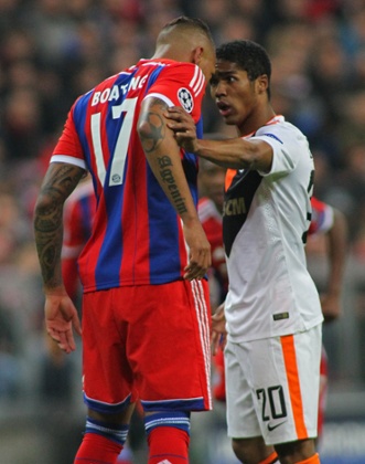 Jerome Boateng and Douglas Costa face off.