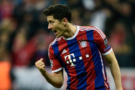Robert Lewandowski celebrates scoring the 6th.