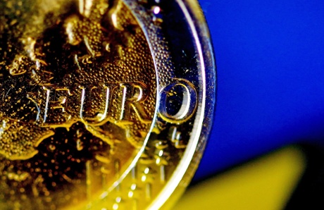 epa03075665 A close-up view of the EURO lettering on a Euro coin, as seen in Cologne, Germany, 24 January 2012. Greece was not doing enough to reform its economy, several European Union finance ministers complained during their meeting in Brussels on 24 January, warning that it was putting its second international bailout at risk. Athens has been promised a second bailout worth a total of 130 billion euros (142 billion dollars), on top of its original 110-billion-euro rescue package.  EPA/OLIVER BERG
