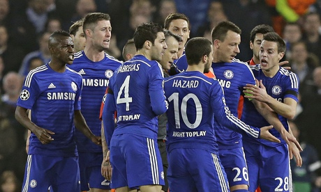 Chelsea players surround the referee Bjorn Kuipers