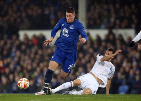 Ross Barkley, challenged by Danilo Silva.