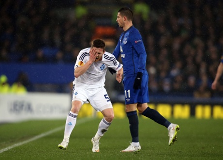Vitorino Antunes reacts after being challenged by Kevin Mirallas.