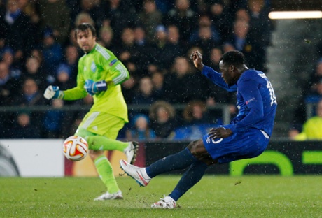 Romelu Lukaku has a shot at goal, but it goes wide.