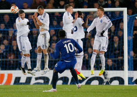 Romelu Lukaku takes a freekick.
