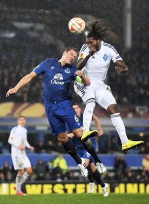 Dieumerci Mbokani rises above Phil Jagielka.
