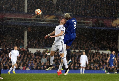 Arouna Kone heads at goal.