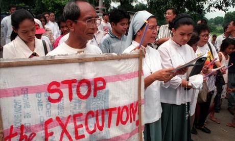 MNL10 - 19990708 - MUNTINLUPA CITY, PHILIPPINES : Anti-death penalty advocates joined by relatives of the three death convicts holds a prayer vigil during the execution of the three cop killers at the National Penitentiary in Muntinlupa city Thursday 08 July, 1999. Dante Piandiong, Jesus Morallos and Archie Bulan were executed one after the other by lethal injection after they were convicted of robbery and murder of a policeman in 1994. A total of 5 convicts were executed since the Philippines revived the capital punishment in February after a 23-year lull. The Roman Catholic church strongly opposed the capital punishment.    EPA PHOTO AFP/ROMEO GACAD/rg/VB