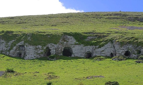 D8JBW5 Keshcorran caves cliffs.stockphoto