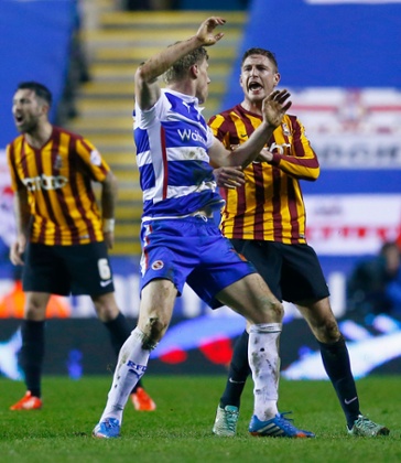 Gary Liddle and Reading's Pavel Pogrebnyak clash.