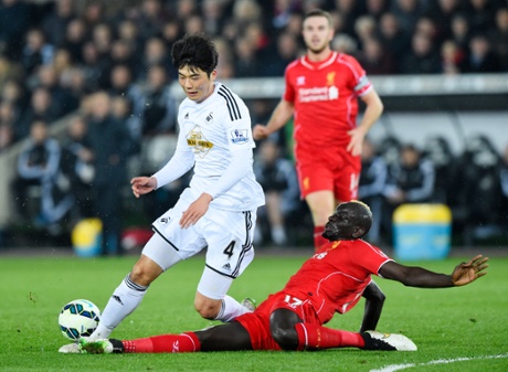 Mamadou Sakho tackles Ki Sung Yueng.
