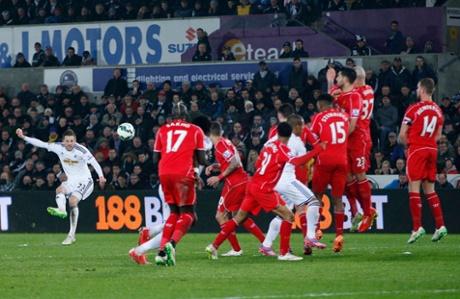 Gylfi Sigurdsson takes free kick.