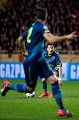 Alexis Sanchez looks for the pass.