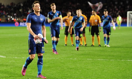 Mesut Ozil annoys Paul Scholes.