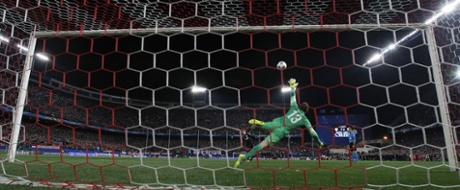 Stefan Kiessling skies his penalty over the bar.