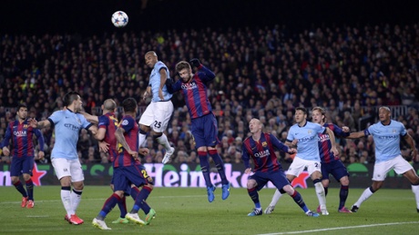 Fernandinho shapes up for a header but unfortunately for Manchester City he doesn't get a proper connection and the chance for an equaliser is gone.