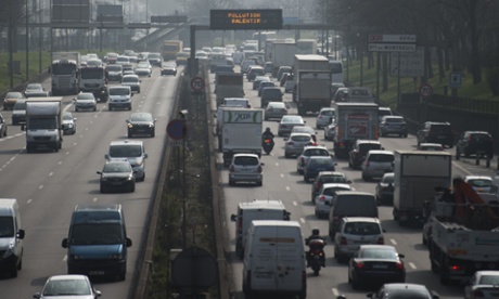 A picture shows cars on the parisian betltway on March 18, 2015 in Paris, as the French capital is experciencing a pollution peak.