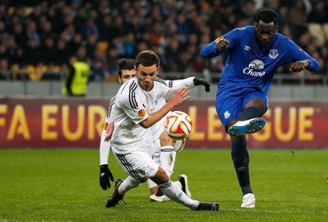 Romelu Lukaku scores the first goal for Everton.