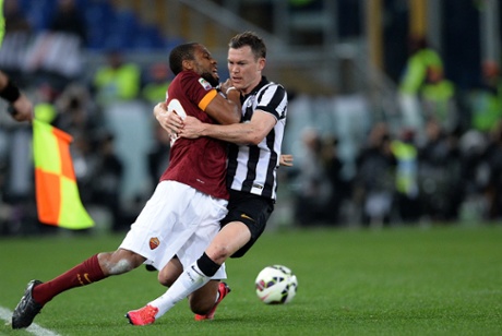 Juventus defender Stephan Lichtsteiner grabs hold of Seydou Keita.