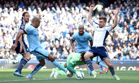 Fernando takes advantage of some farcical defending to double Manchester City's lead.