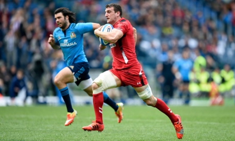 Wales' Sam Warburton puts the burners on as he charges towards the line to score.