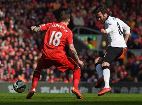Juan Mata vies Alberto Moreno.