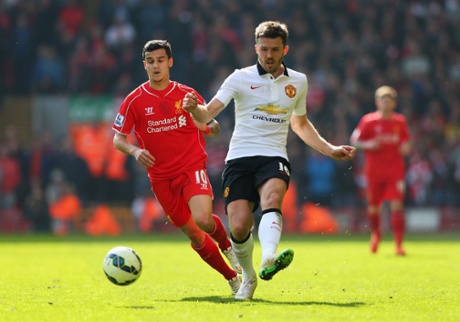 Michael Carrick has a go