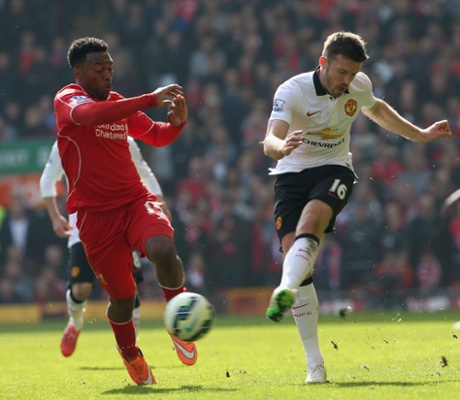 Michael Carrick has a shot before Sturridge gets to him.