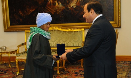 Egypt’s president, Abdel Fatah al-Sisi, hands Sisa Abu Daooh the motherhood award