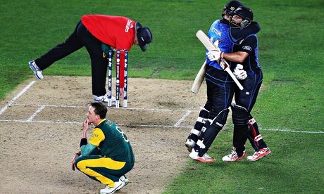 Daniel Vettori and Grant Elliott embrace
