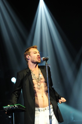 Daniel Johns performing at the 2015 Apra music awards.