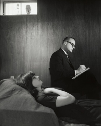 woman on couch and psychiatrist