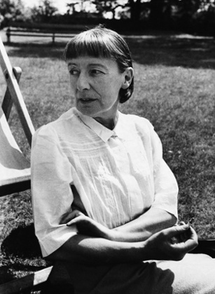 Stevie Smith smoking in a park in 1954