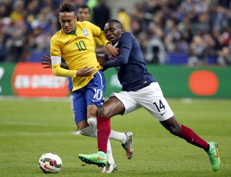 Neymar is tracked by Blaise Matuidi.