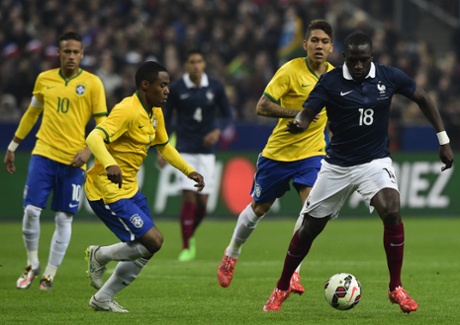 Moussa Sissoko vies with Elias.