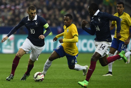 Elias breaks past Karim Benzema.