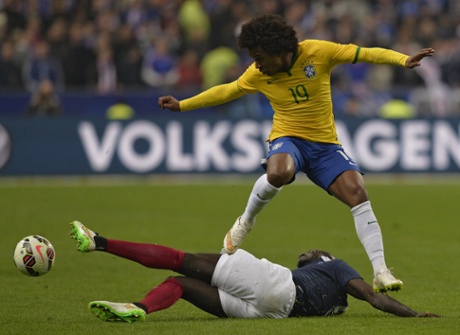 Willian is tackled by Mamadou Sakho.
